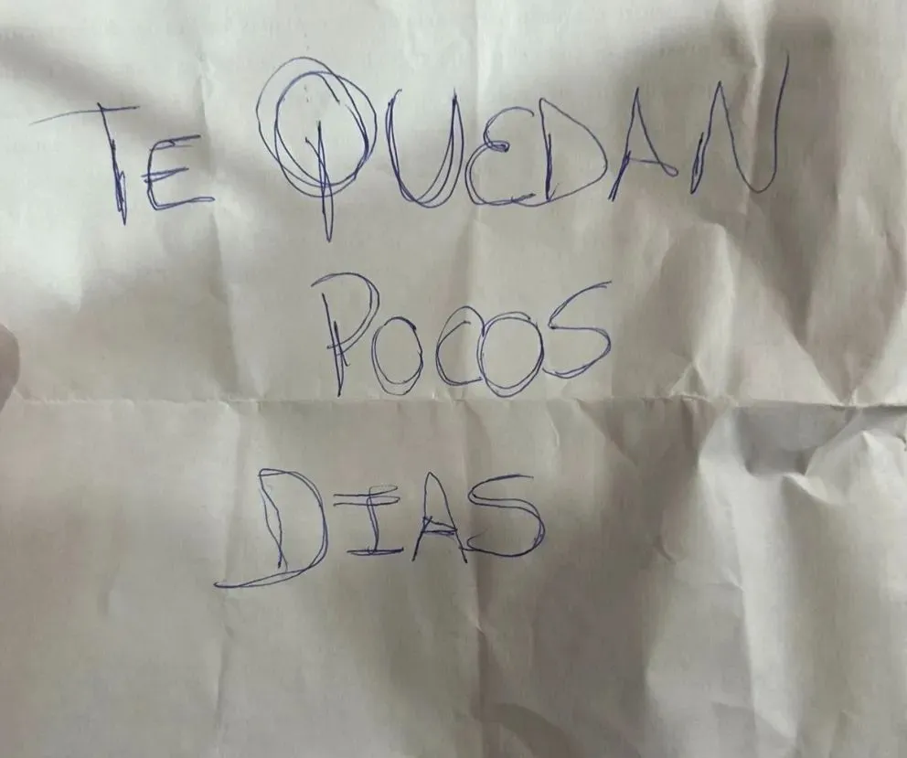 El denunciante aseguró haber encontrado este amenazante mensaje en la entrada de la gomería. Foto: gentileza.