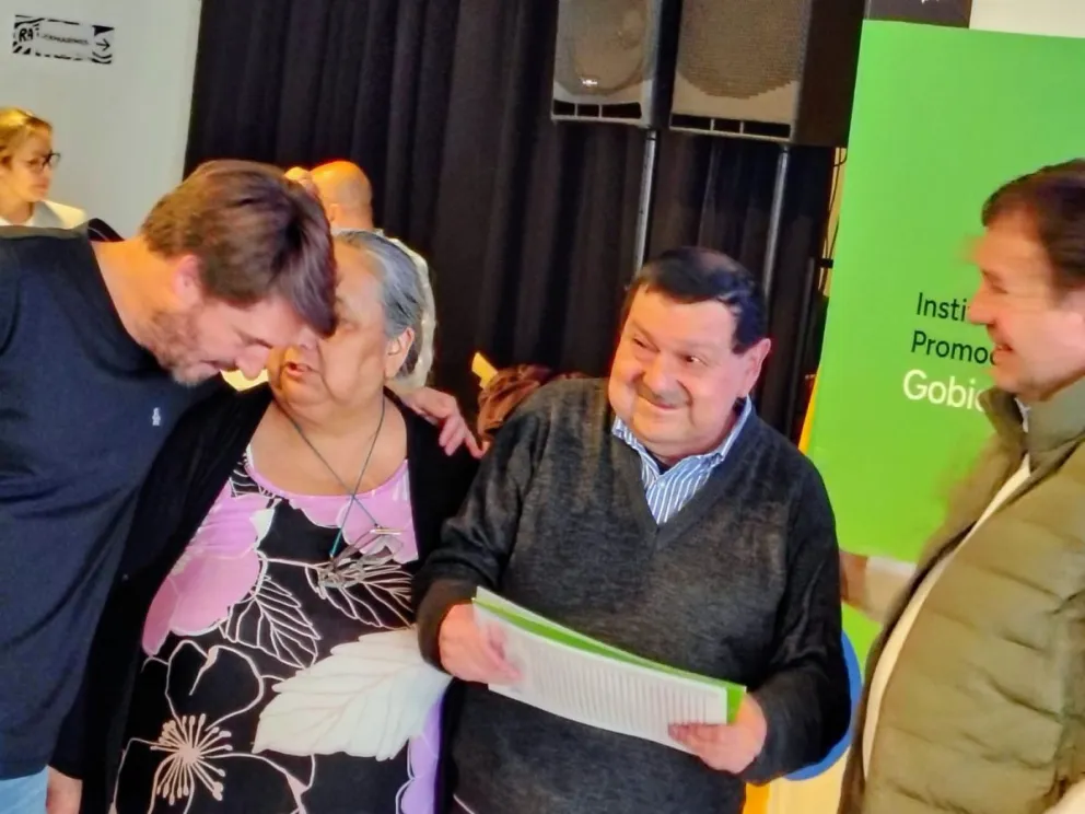 El gobernador Weretilneck y el intendente Buteler entregaron títulos de propiedad a 77 vecinos de la ciudad. Foto: Cipo360.