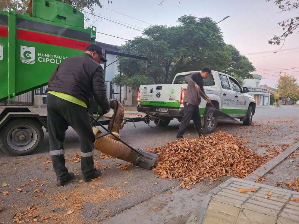 Con la máquina aspiradora, la tarea se realiza más rápidamente y con una cuadrilla mucho más chica. Foto: Prensa Municipal.