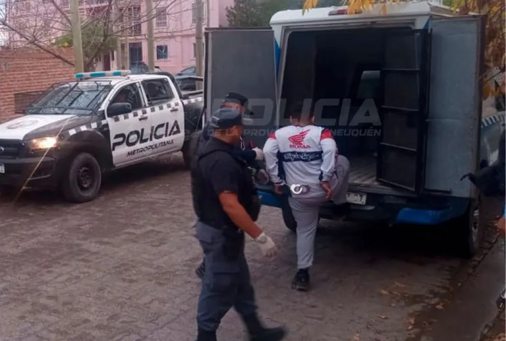 Los tres detenidos estarían relacionados con la causa de amenazas calificadas que investiga la justicia neuquina. Foto: Policía de Neuquén.