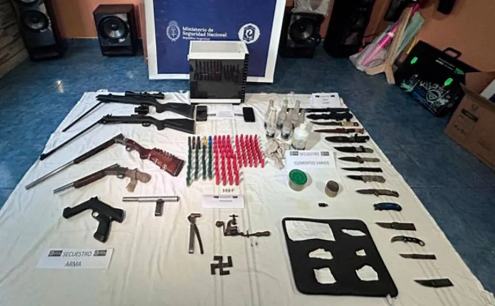 El arsenal que se encontró en la vivienda de Contralmirante Cordero. Foto: Policía Federal.