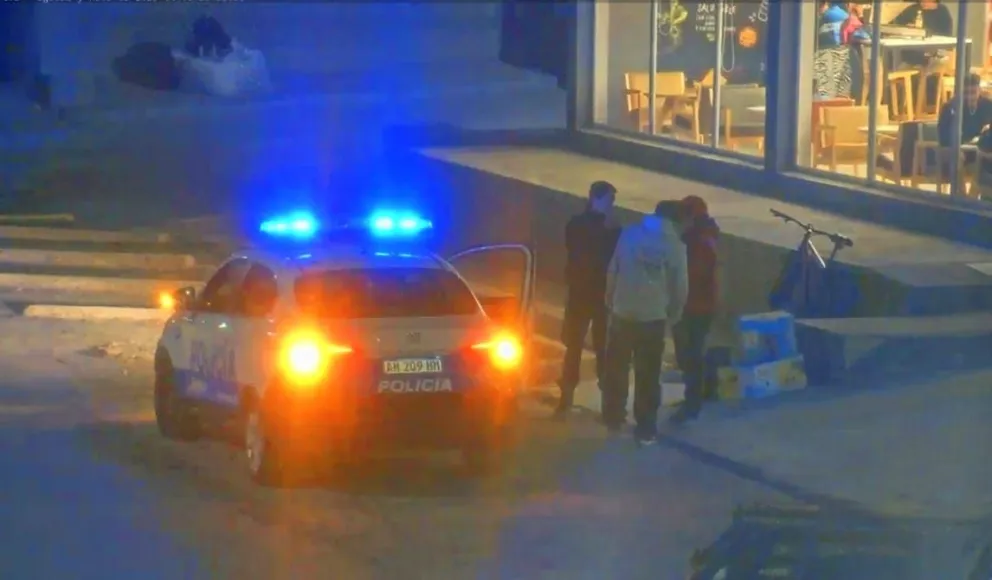 El sistema de monitoreo 911 detectó movimientos extraños y dio aviso a la Policía, al identificar a los involucrados, descubrieron que uno tenía pedido de captura. Foto captura Video