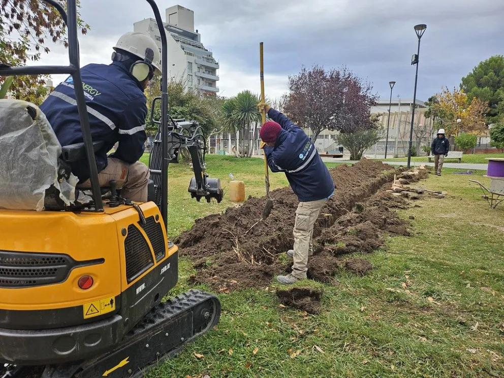 Los trabajos de instalación de nuevas columnas y luminarias en el Paseo de la Familia. Foto: Prensa Cipolletti.