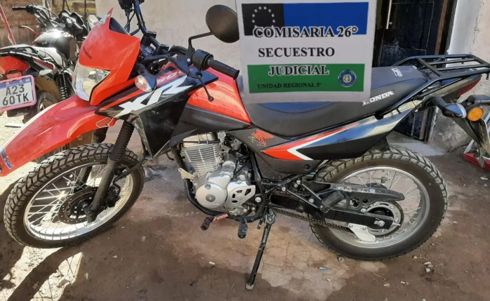 La moto tenía un sistema de rastreo satelital que permitió ubicar rápidamente el lugar donde había sido ocultada. Foto: Policía de Río Negro.