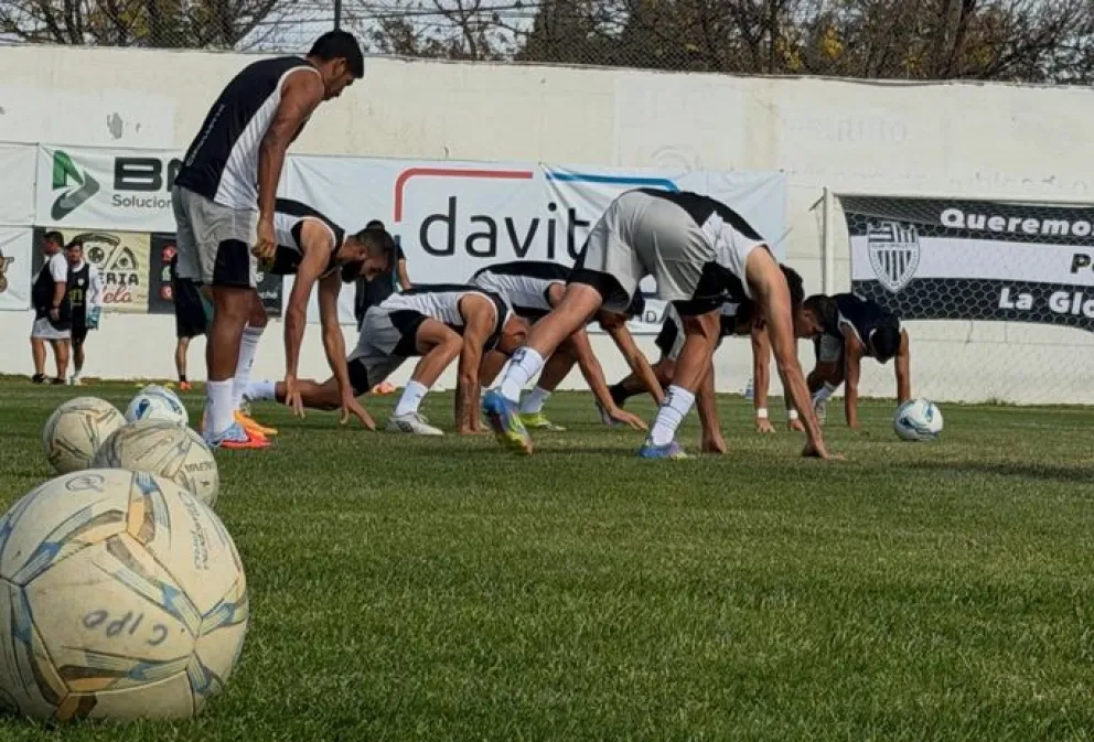 El albinegro ya palpita el partido del domingo ante los mendocinos. Una buena oportunidad para consolidarse en al punta. Foto: gentileza Club Cipolletti.