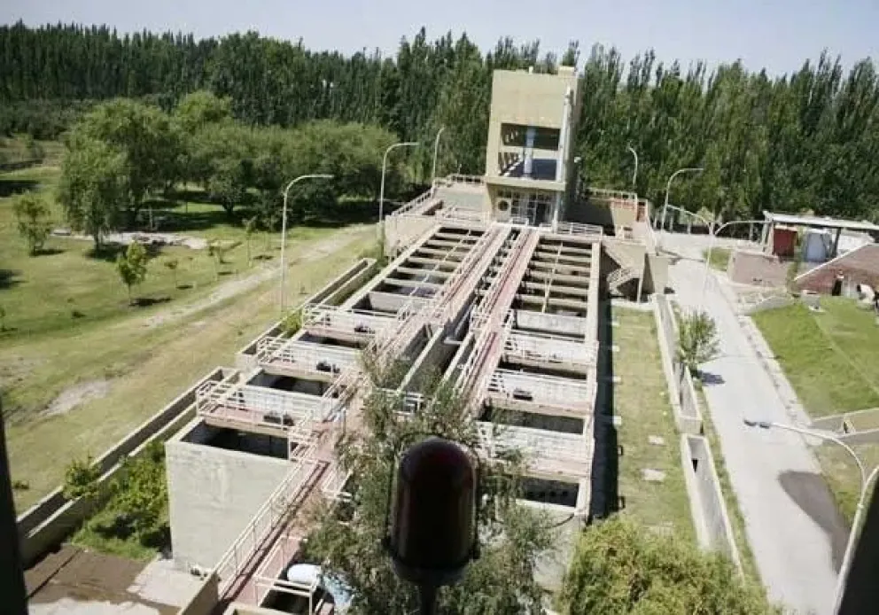 Personal de la empresa se encuentra llevando a cabo , desde la semana pasada, los trabajos de acondicionamiento de los cinco decantadores con los que cuenta la planta. Foto gentileza
