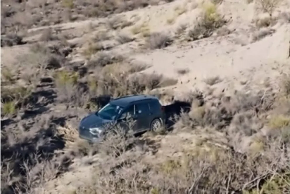 El auto quedó encajado en las bardas; el joven tuvo que continuar a pie. Foto: gentileza Canal 3 Arroyón.