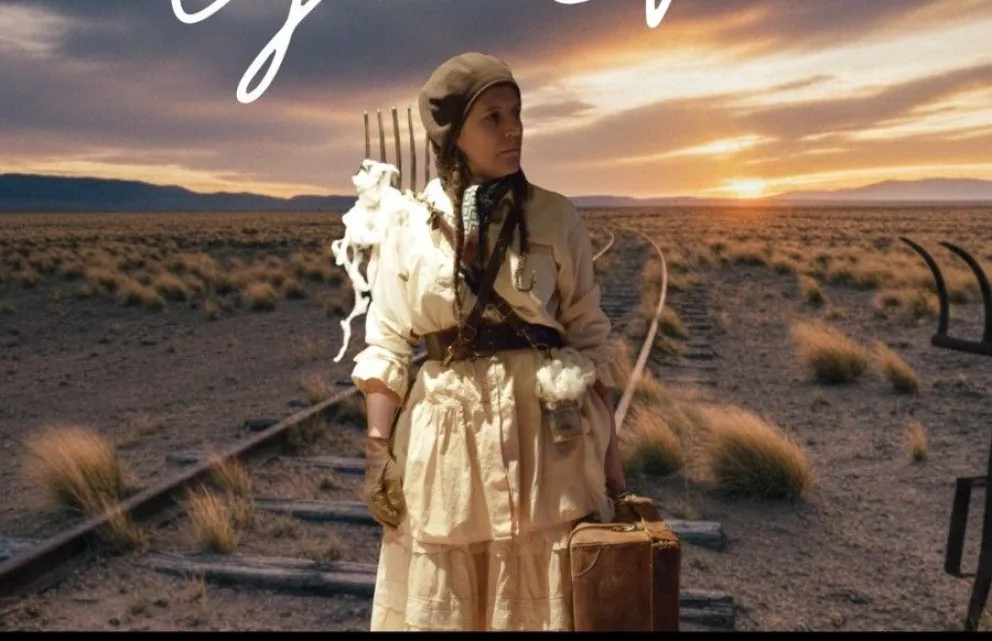 Una mujer espera el tren cargando una valija, una cucaracha y toda la memoria. Foto: gentileza.