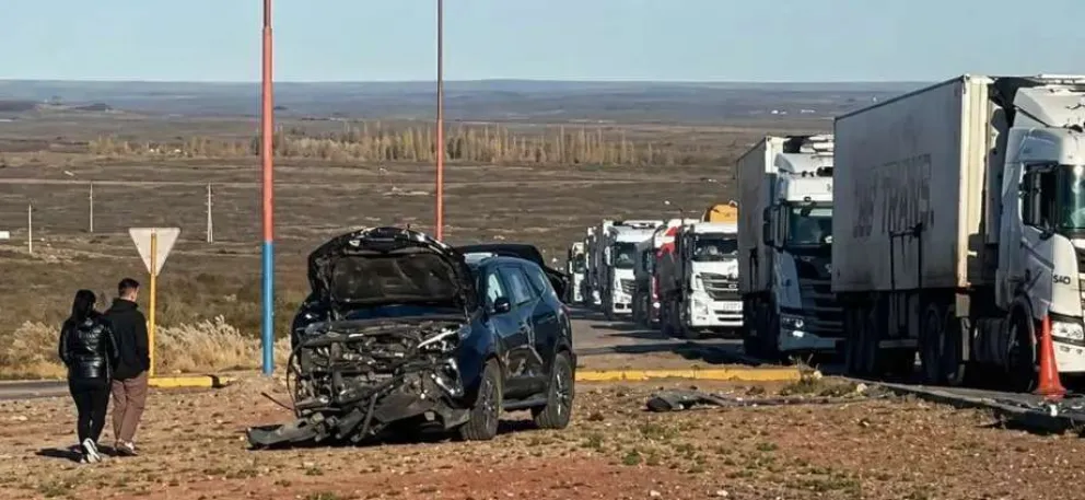 El choque involucró a una Renault Oroch blanca y una Toyota Hilux. Foto gentileza