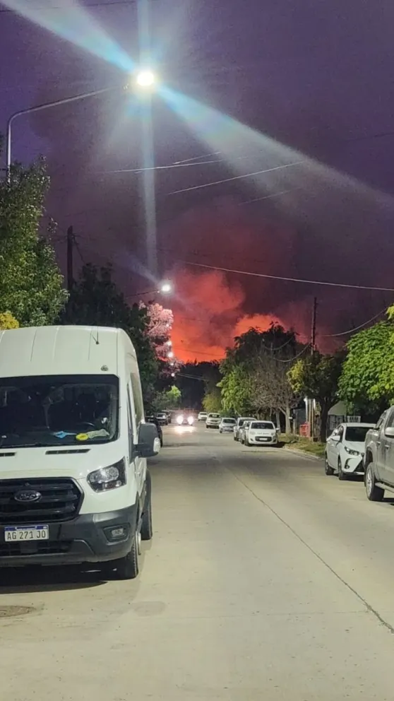 El incendio comenzó en la tarde de este sábado. Foto gentileza 