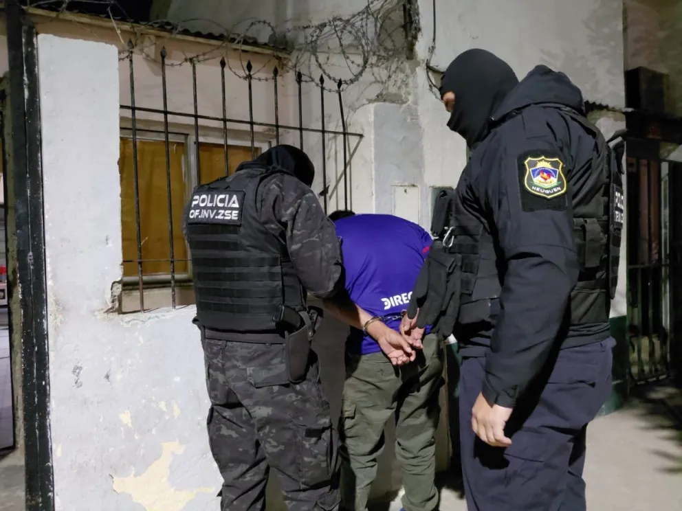 Los efectivos detuvieron a nuevo personas y clausuraron una vivienda que servía de punto de ventas. Dos sujetos alcanzaron a escapar del cerco policial. Foto: Policía de Neuquén.