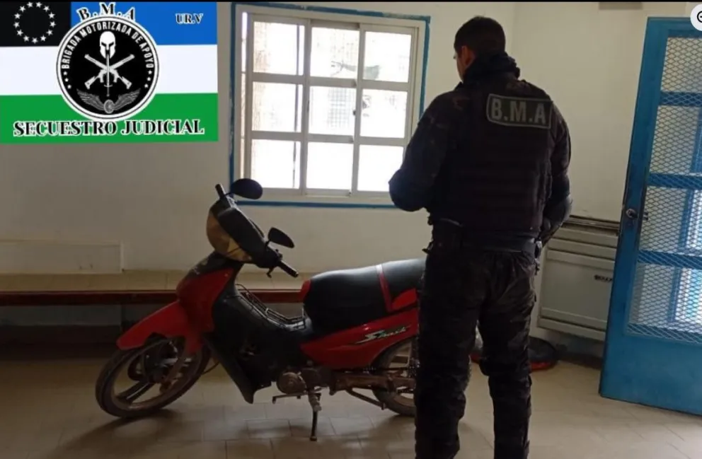 La moto, una Gilera Smash de 110 cc, tenía la numeración del motor limada. Foto: Policía de Río Negro.