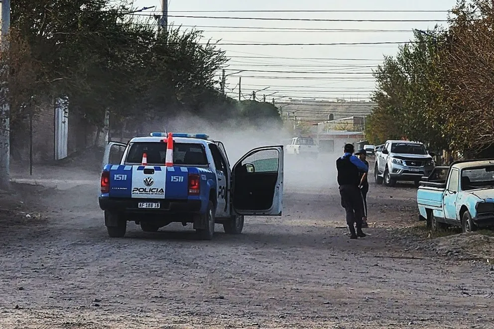 El sujeto inició una frenética carrera para intentar escapar: embistió a una moto; chocó a un patrullero y siguió su huida corriendo. Foto: gentileza.