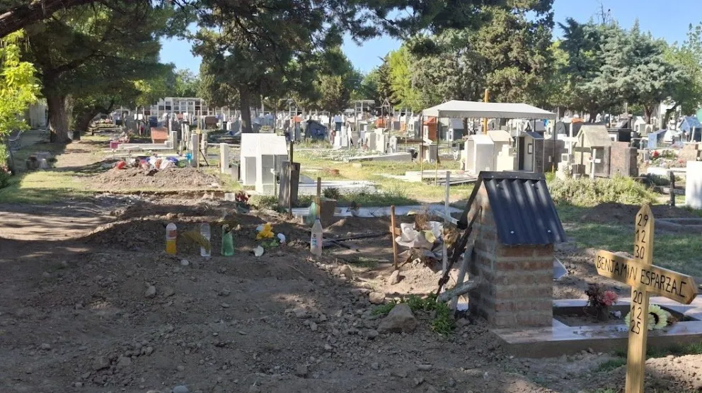 El cementario de Cipolletti sufrió varios robos de placas de bronce y se encontraron tumbas abiertas. Foto Cipo360