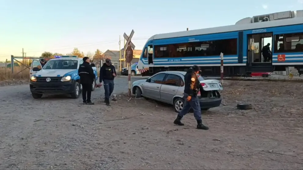 Tras el accidente, el tren permaneció detenido durante varios minutos, lo que generó demoras en el servicio. Foto Prisma Multimedios
