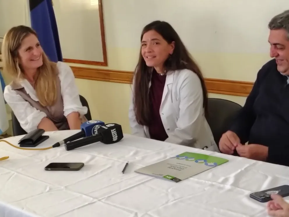 El ministro Thalaselis puso en funciones a la nueva directora del Hospital. Habló del "contexto recesivo" y mencionó la inquietud por la parálisis del PAMI y de los programas de medicamentos. Foto: Cipo360.