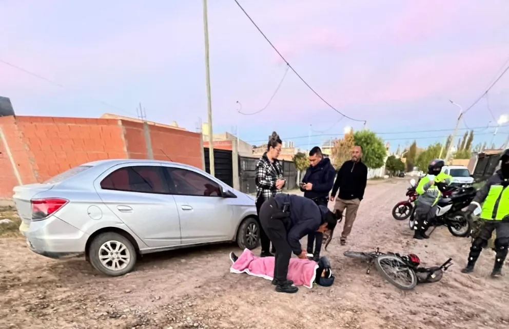El siniestro vial ocurrió en la calle Primeros Pobladores y San Antonio Oeste del barrio Anaí Mapu. Foto gentileza 