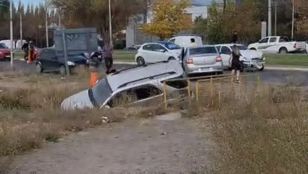 Una camioneta terminó dentro del canal tras un fuerte choque en la rotonda / Foto CIPO360
