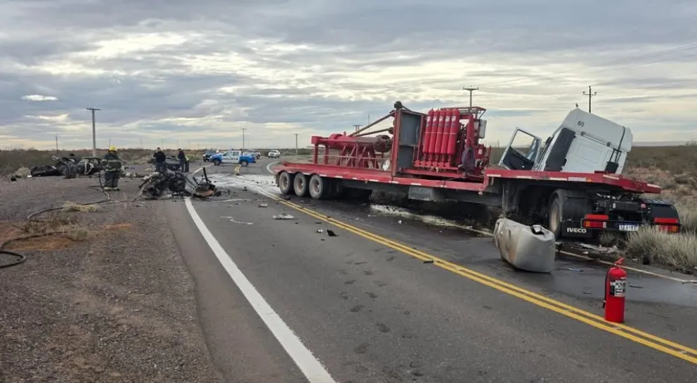 El Ford Focus terminó destrozado a la vera de la Ruta 51/ imagen gentileza