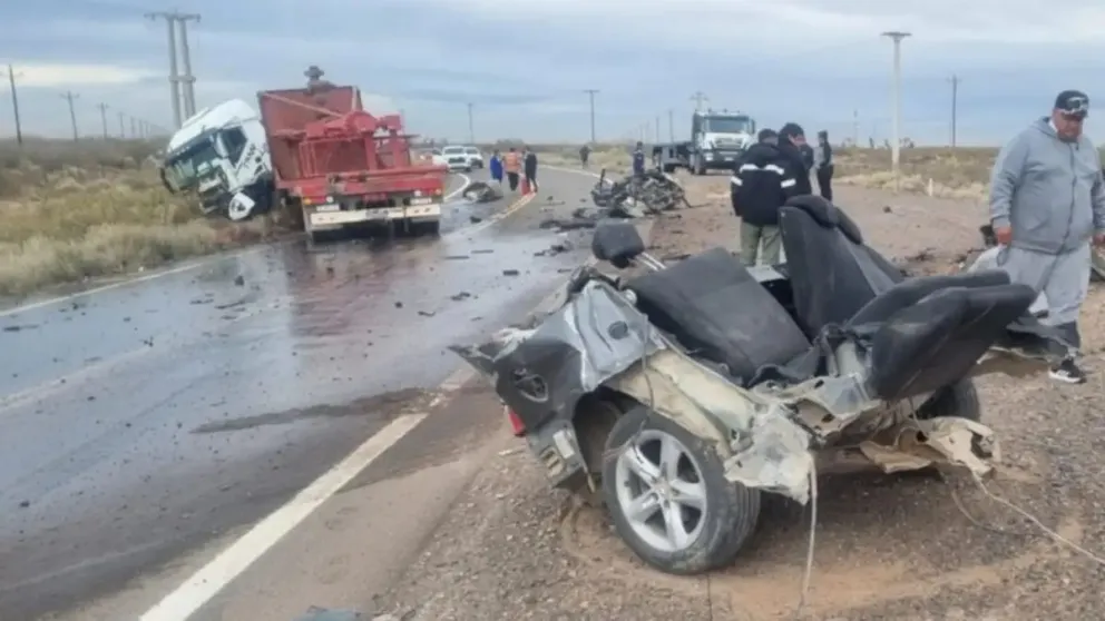 El siniestro se registró durante la tarde del domingo cuando por causas que aún se investigan colisionaron un Ford Focus II y un camión Fiat Iveco. Foto gentileza