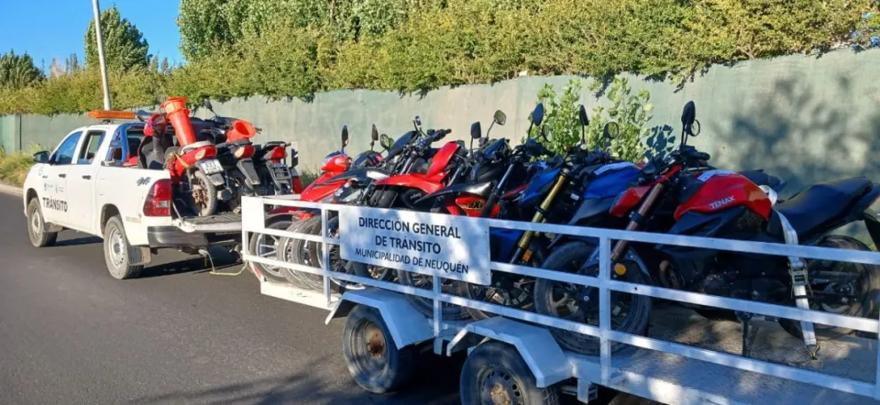 Los agentes de tránsito secuestraron 22 motos por participar en picadas, conducción riesgosa y circular con escape libre. Foto: Prensa Municipalidad de Neuquén.