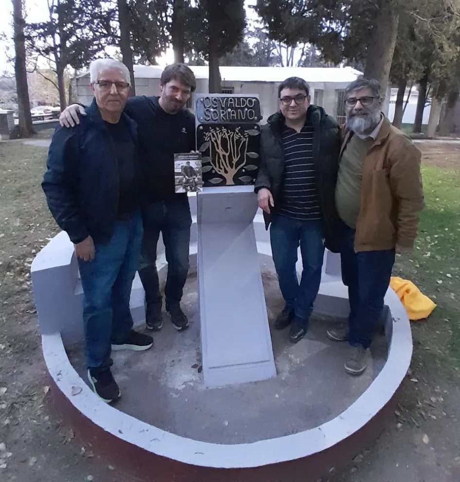 El intendente Rodrigo Buteler participó del descubrimiento de la placa que recuerda el paso de Soriano por la sede de Aguas Rionegrinas.

