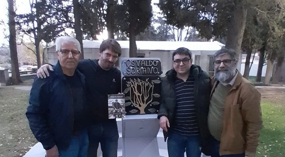 El intendente Rodrigo Buteler participó del descubrimiento de la placa que recuerda el paso de Soriano por la sede de Aguas Rionegrinas.
