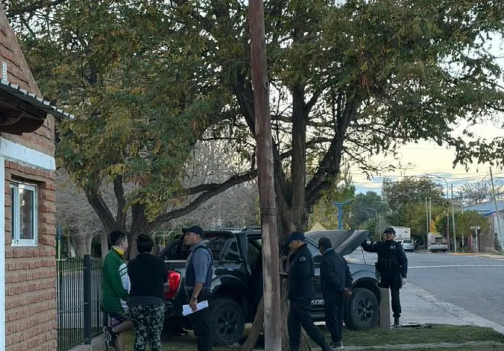 En los allanamientos, la policía secuestro una pistola 9 mm, municiones de diferentes calibres, marihuana y cocaína ya preparados para su comercialización. Foto: Policía Río Negro.