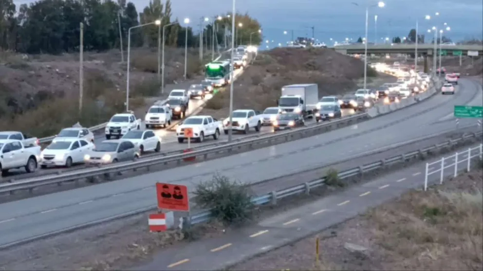 El triple choque se produjo esta mañana, en uno de los accesos al barrio Copol. Caos en el tránsito de salida desde Neuquén capital. Foto: gentileza AM 550.