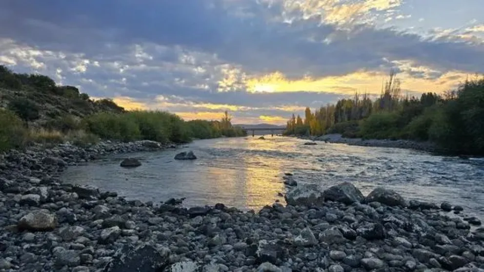 El río Negro lleva menos de la mitad de caudal que durante el verano: cuánto tiempo se puede mantener la situación. Foto: gentileza.