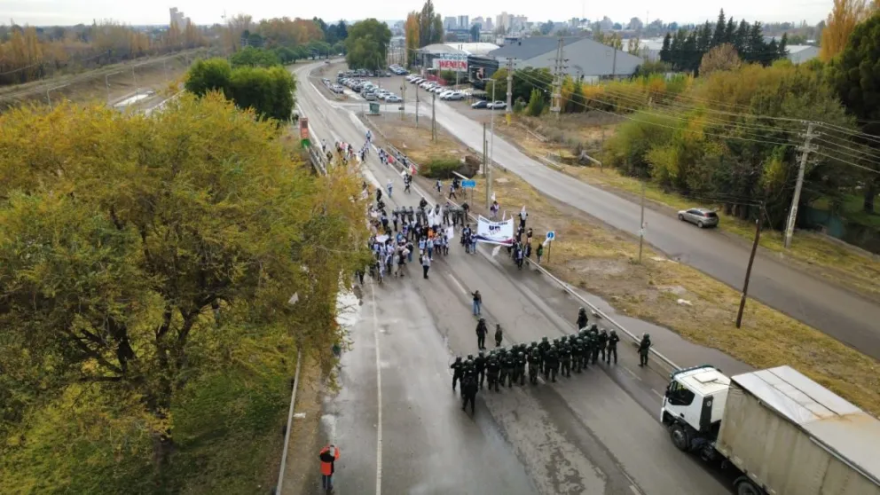 La gendarmería disparó gases lacrimógenos contra los manifestantes para evitar que cortaran el tránsito. Foto: gentileza Unter.