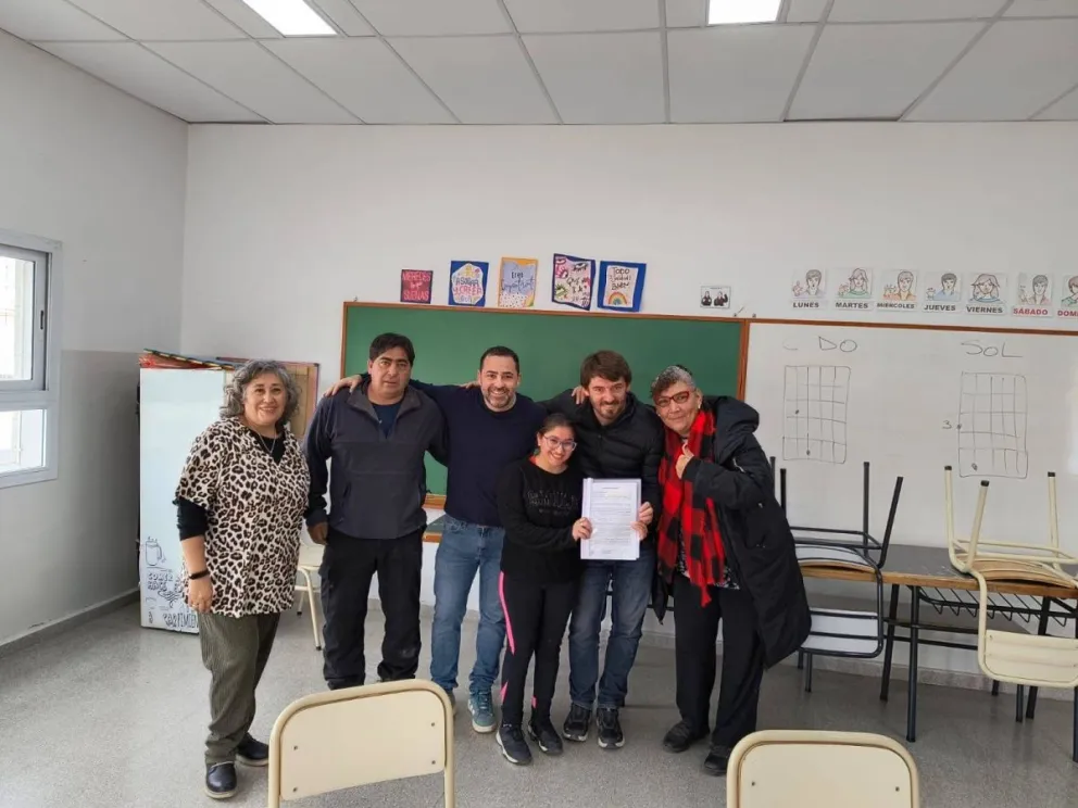 Buteler junto a autoridades de la Escuela Laboral N° 4 durante la firma del convenio / imagen gentileza