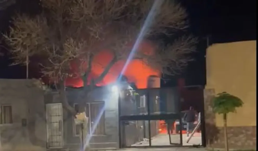 El incendio alarmó a los vecinos de la zona. Tres dotaciones de bomberos estuvieron trabajando hasta apagar las llamas. Foto: gentileza.