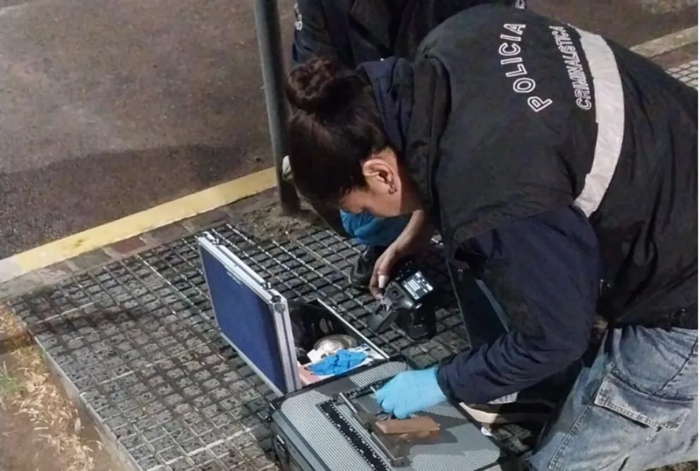 El detenido llevaba el arma, una pistola calibre 22, oculta en una riñonera. Quedó detenido. Foto: Policía Río Negro.