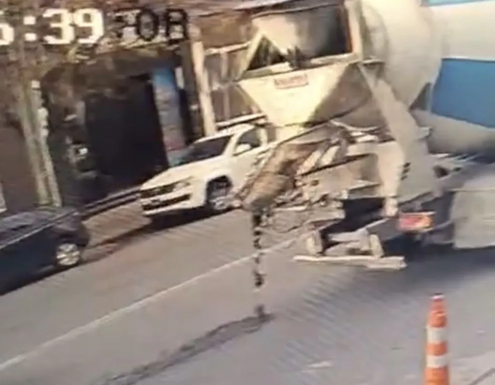 Un camión hormigonero fue captado vertiendo concreto en plena calle Mariano Moreno/ imagen captura