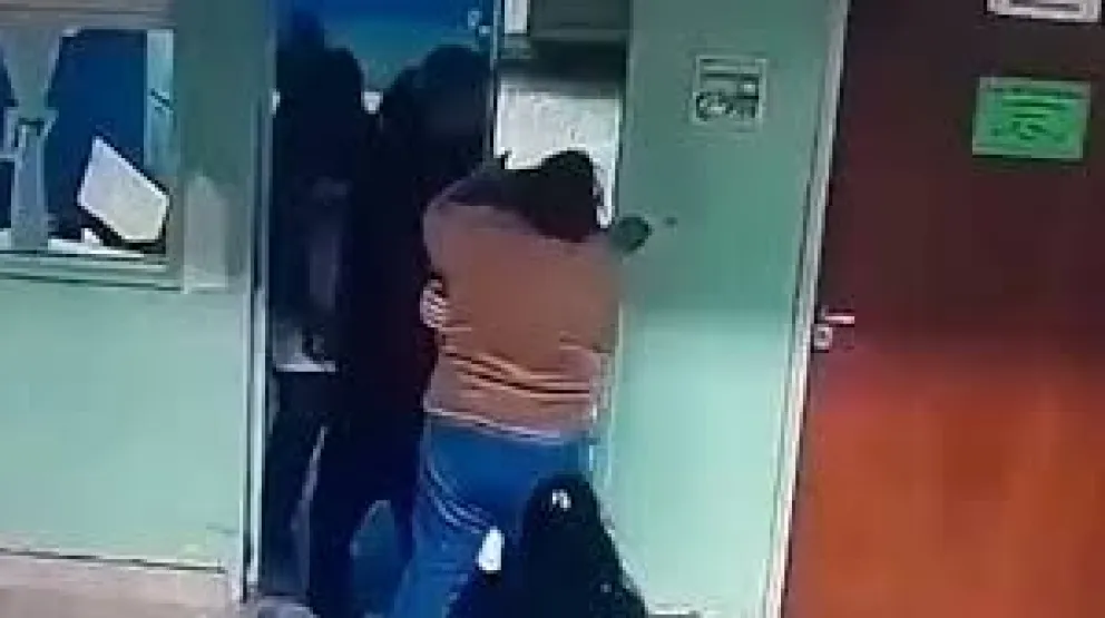 La madre atacó a golpes a una docente porque retó a su hija en abril del año pasado y ahora irá a juicio. Foto captura video de redes sociales