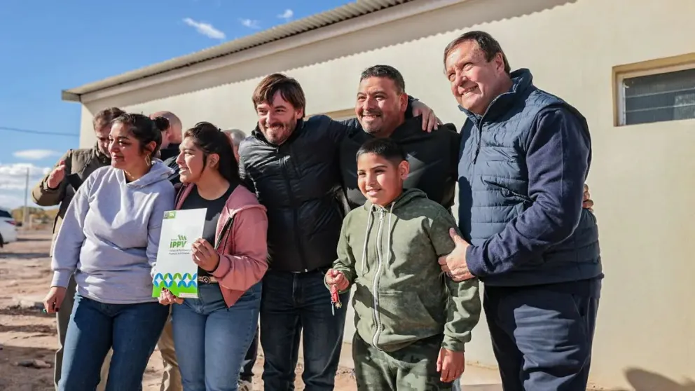 Weretilneck y Buteler entregaron las llaves a las familias / imagen gentileza