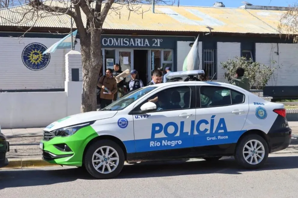 La mamá se presentó con las dos chiquitas en la comisaría 21 de General Roca. Foto: Tania Domenicucci - ANR.