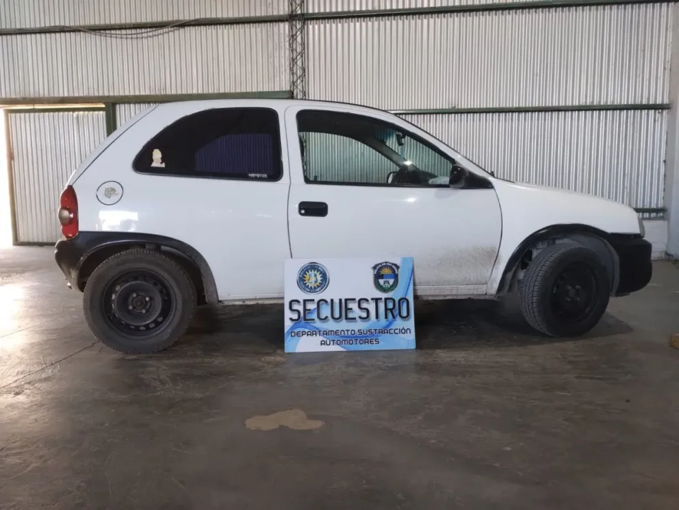 El Corsa quedó retenido por el departamento de Sustracción del Automotor, y su propietario con una causa por presunto encubrimiento. Foto: Policía Río Negro.