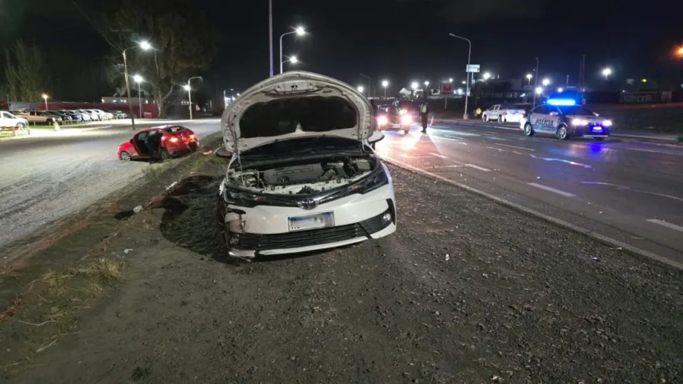 El Fíat Cronos, en el que viajaban los dos niños, y el Corolla, se llevaron la peor parte en el choque múltiple. Foto: gentileza Centenario Digital. 
