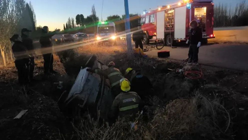 Equipos de emergencia trabajaron en el lugar del vuelco para rescatar a la víctima, quien falleció minutos más tarde en el hospital. / imagen gentileza