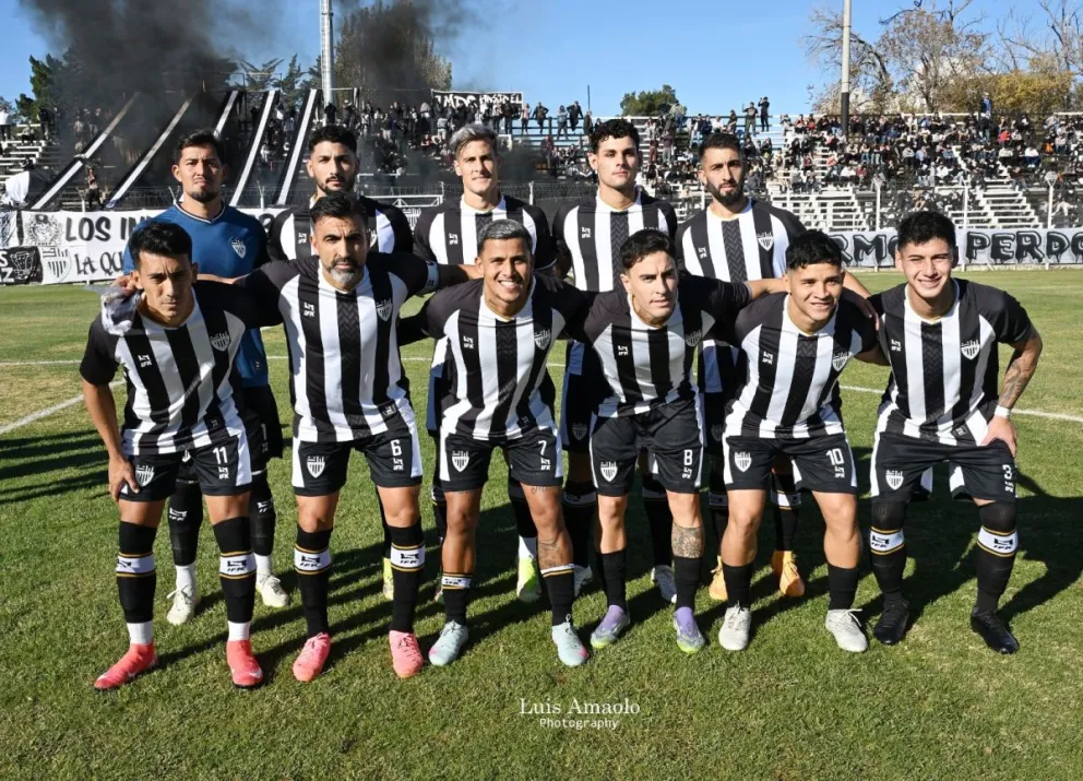 El Albinegro no pudo revertir el marcador y terminó el partido con diez jugadores/ imagen gentileza Luis Amaolo
