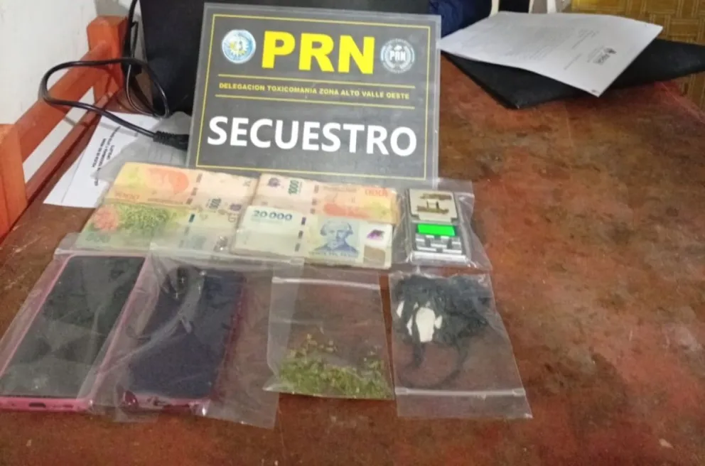 La policía secuestro 120 dosis de cocaína y 50 de marihuana; dinero en efectivo y teléfonos celulares. Foto: Policía de Río Negro.