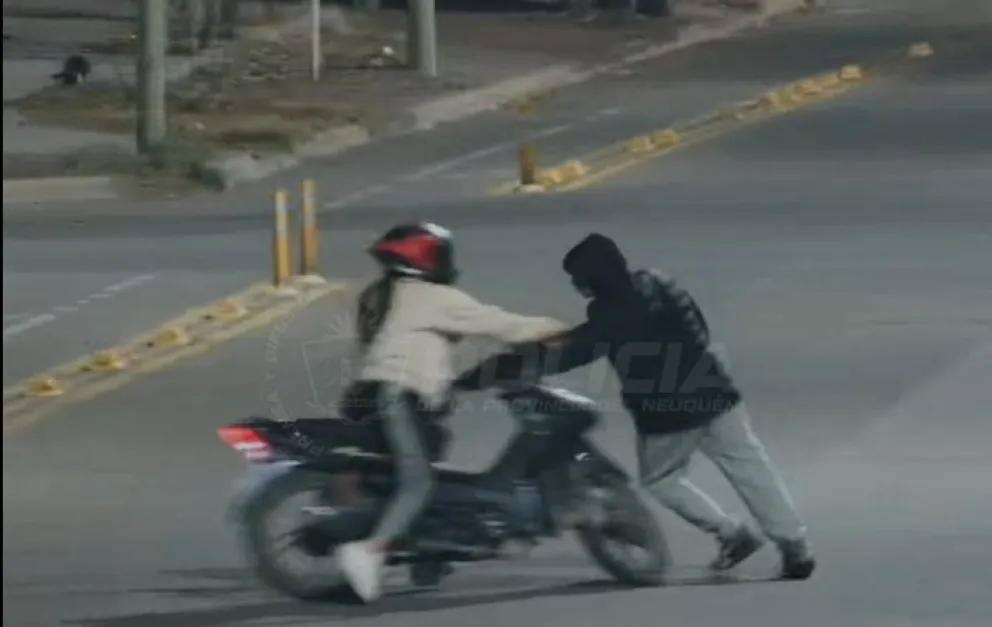 La policía logró detener a un hombre que protagonizó la agresión, mientras transitaba en una moto robada meses atrás. Foto: Policía de Neuquén.