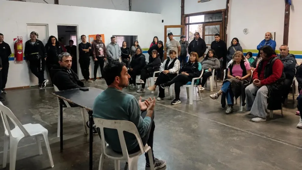 Las familias pudieron interiorizarse sobre la obra eléctrica. Foto: Gobierno de Río Negro