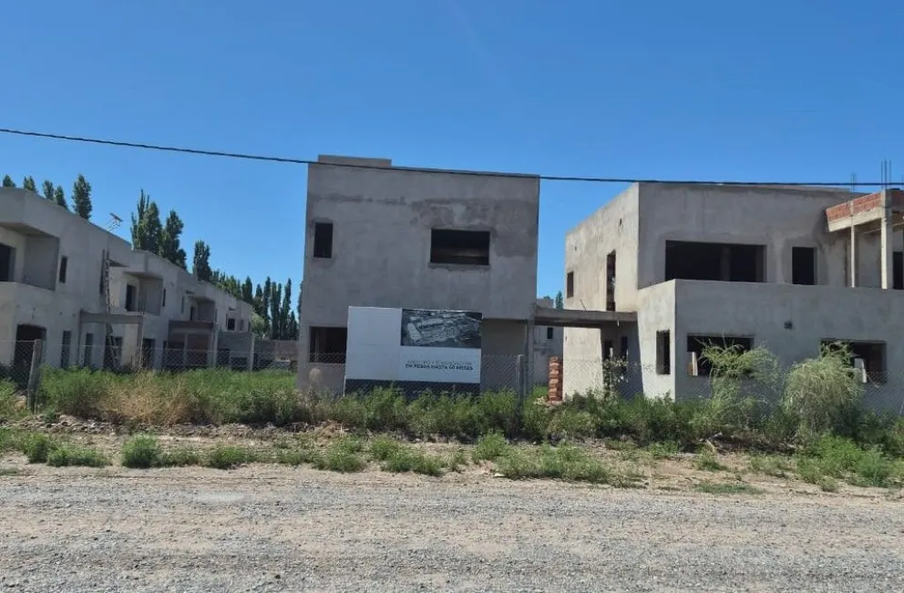 De las 155 viviendas comprometidas, sólo se entregaron 16. El resto: un cascarón vacío o una promesa en el aire, denunciaron los damnificados. Foto: gentileza.