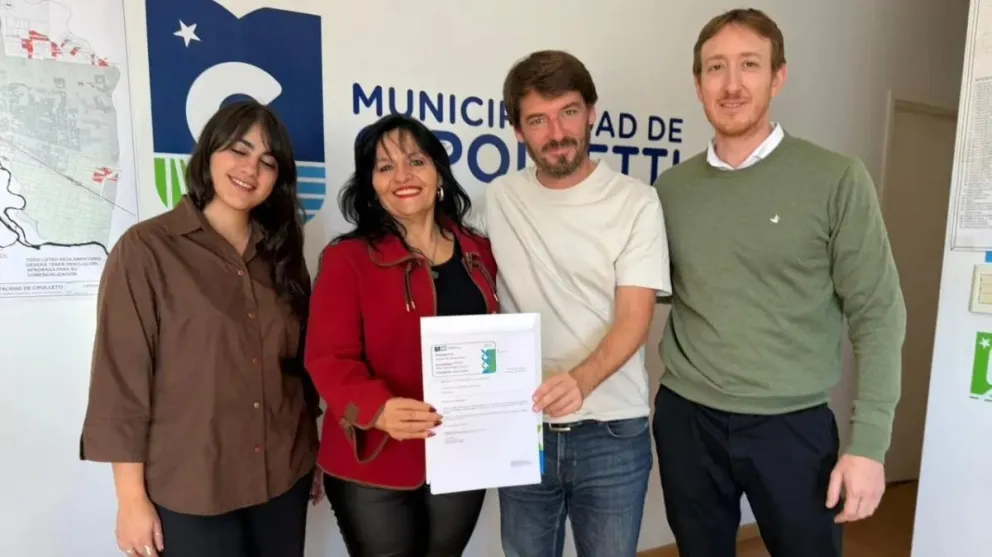 El intendente Rodrigo Buteler y la inspectora Martina Morana encabezaron la entrega de documentación / imagen gentileza