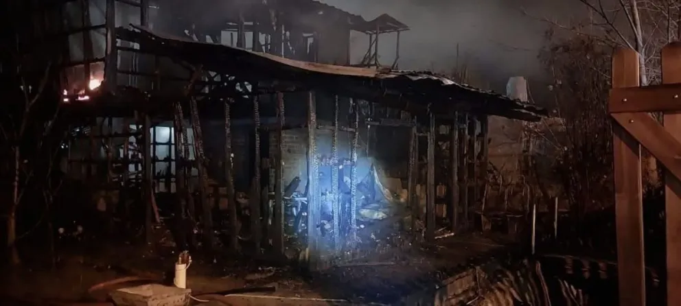 Tres dotaciones de bomberos trabajaron intensamente en la calle / imagen gentileza