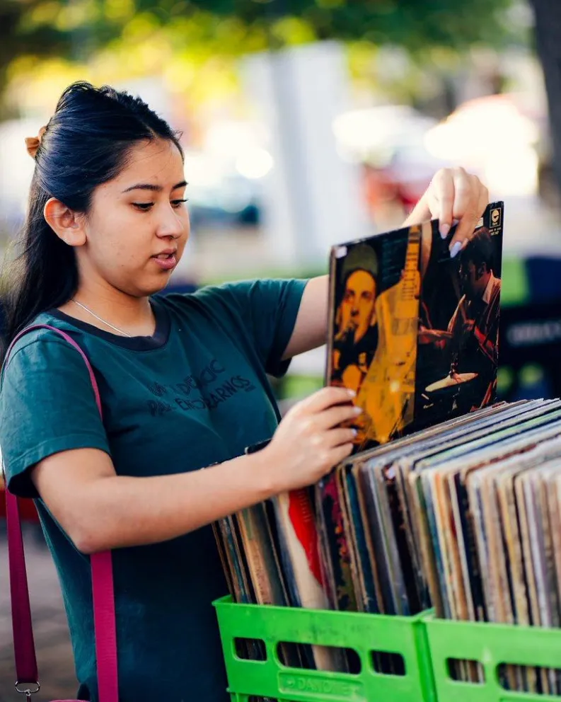 El vinilo, una magia que vuelve: los amantes del sonido de los antiguos discos y los coleccionistas tienen una cita obligada este sábado. Foto: Prensa Cipolletti.