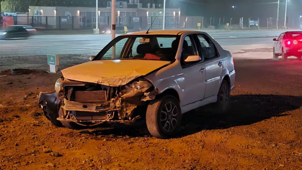 El choque se produjo en el acceso a una estación de servicio ubicada sobre la ruta 7, en la entrada a Centenario. Foto: gentileza Centenario Digital.
